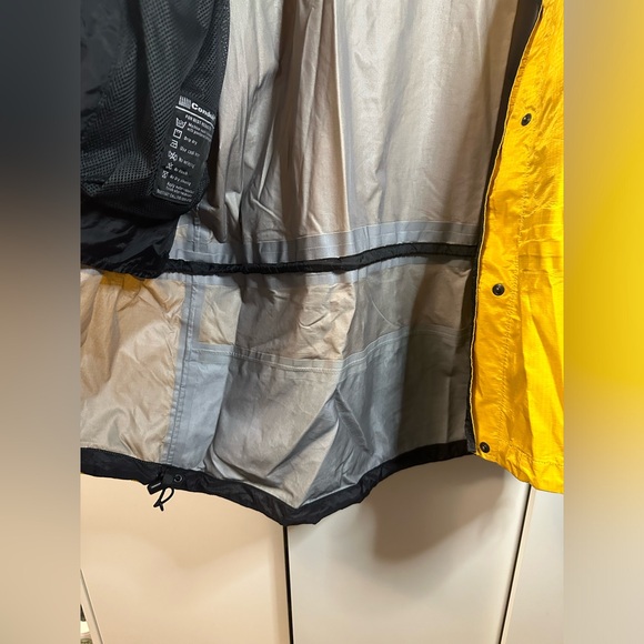 VINTAGE WOMENS MOUNTAIN HARDWEAR JACKET - Picture 6 of 9